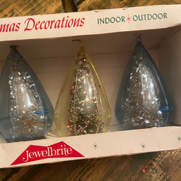 Vintage Set of 6 Jewelbrite Plastic Christmas Tree & Poinsettia Ornaments - Picture 4 of 10